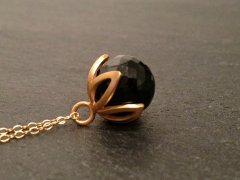 lang guld halskæde med sort onyx kugle